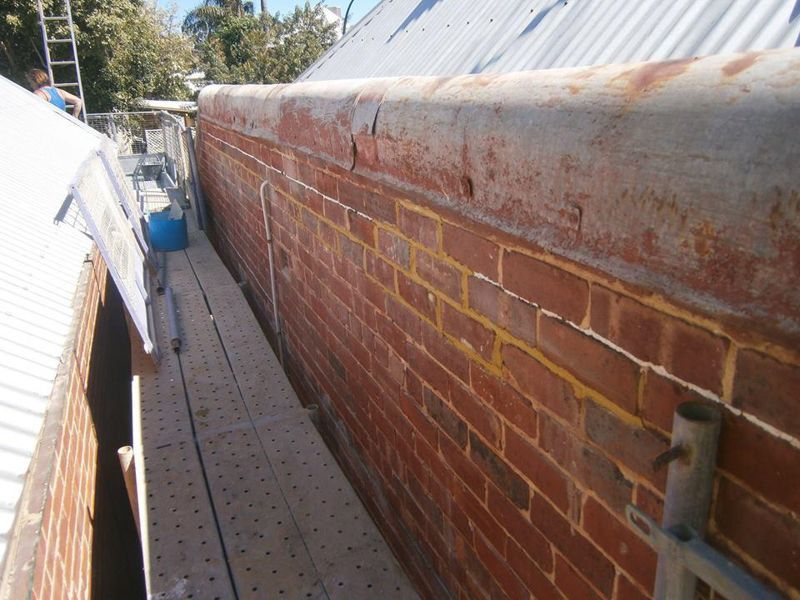 Stabilising bowed walls