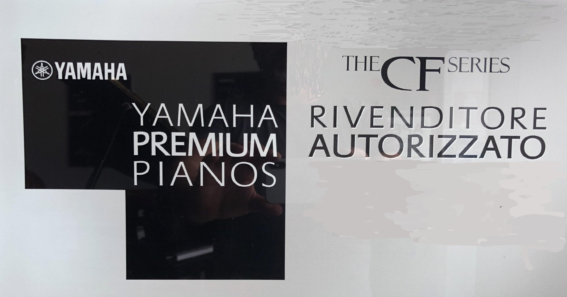 Targa per la rivendita ufficiale di pianoforti Yamaha Premium