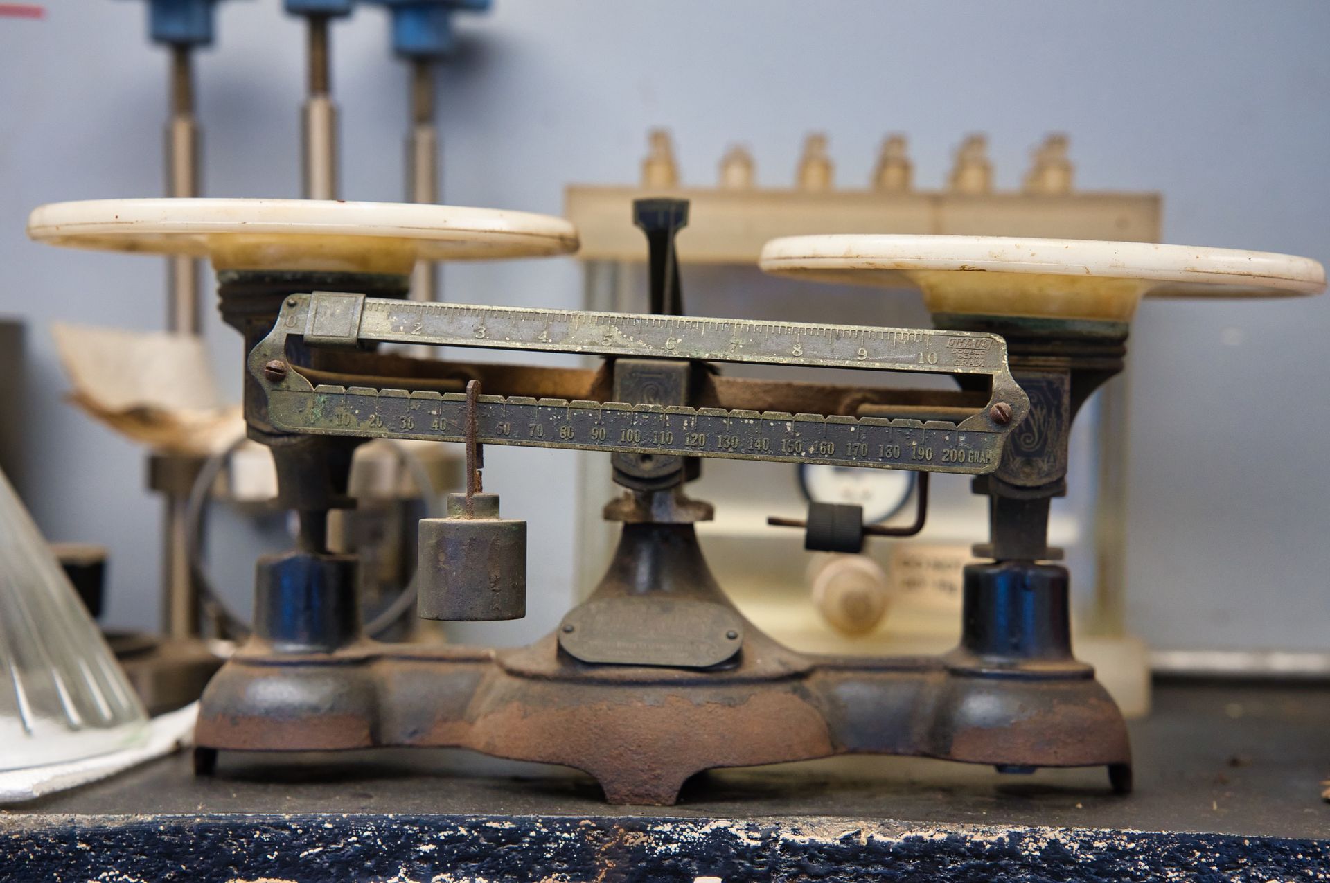 A scale with the number 6666 on it