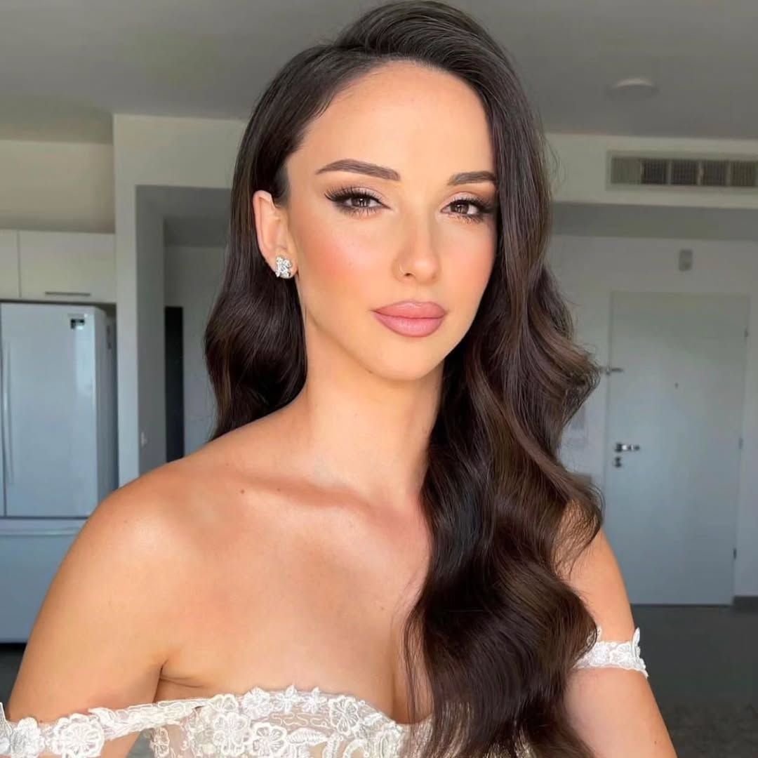 Donna con lunghi capelli scuri e ondulati