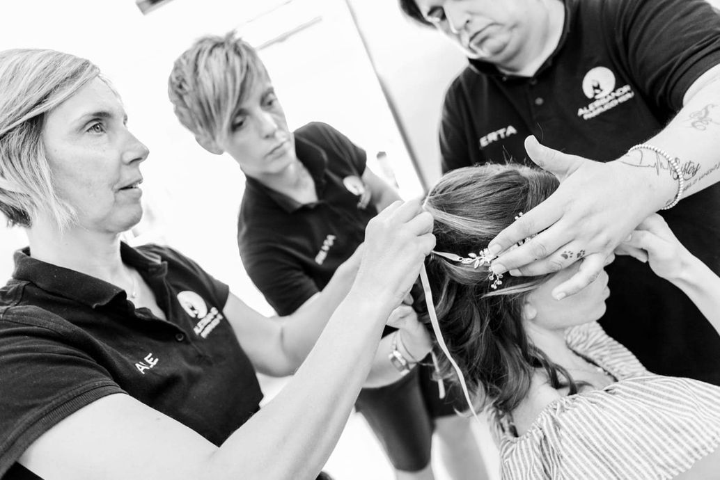 Prova di un'acconciatura raccolta da sposa