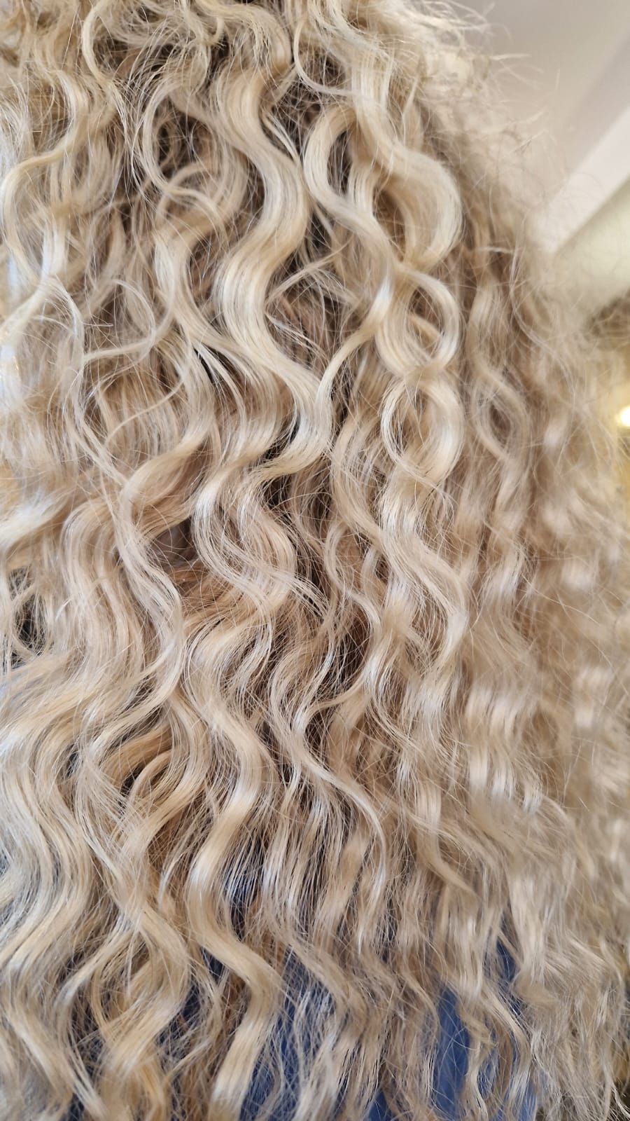 Bionda, capelli ricci, primo piano, all'aperto.