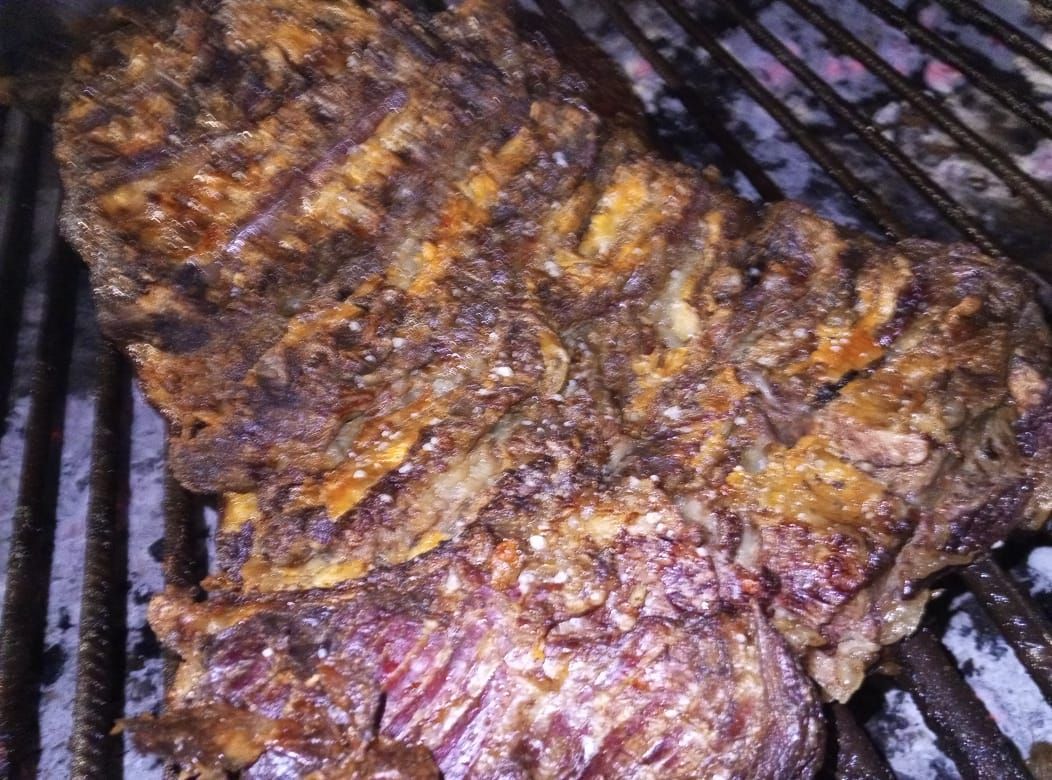 Bistec a la parrilla con marcas oscuras.