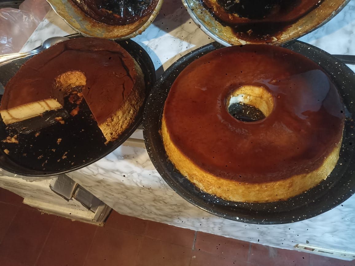 Pasteles Bundt en moldes oscuros, algunos con glaseado de caramelo. A un pastel se le quitó una rebanada.