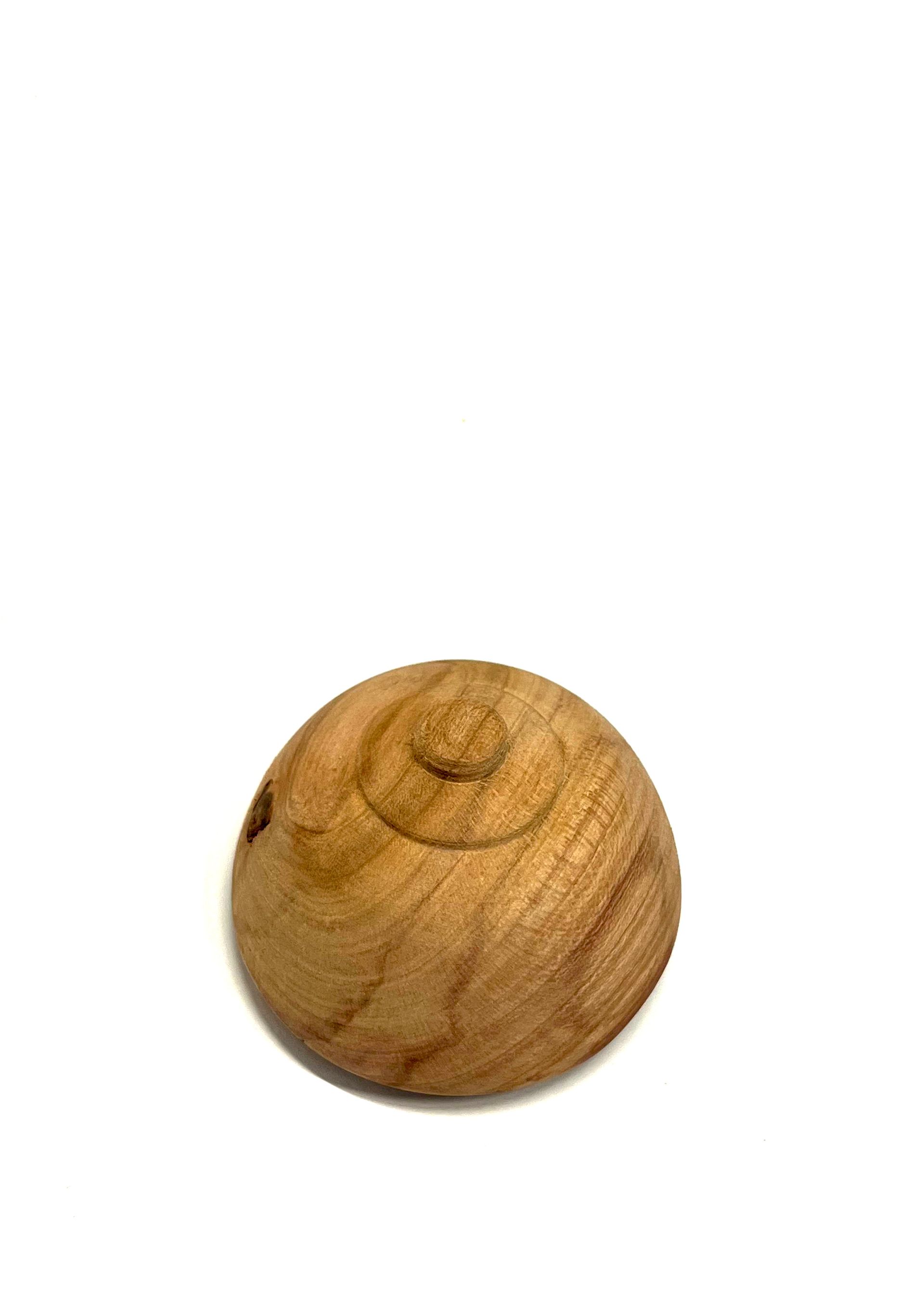 Een tennisracket en een bal liggen op een tennisbaan.