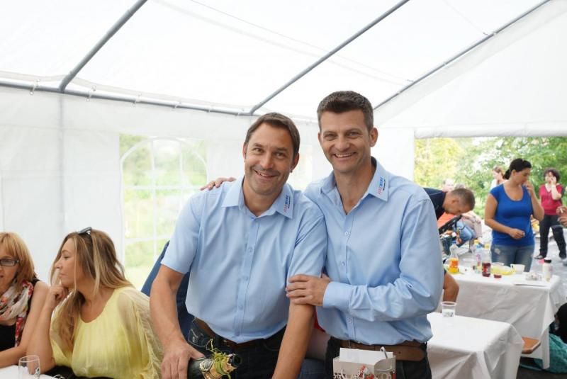 Zwei Männer posieren für ein Foto in einem Zelt