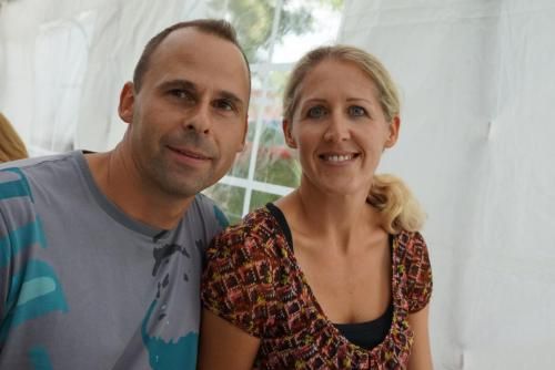 Ein Mann und eine Frau posieren in einem Zelt für ein Foto.