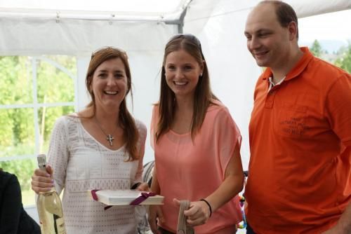 Ein Mann und zwei Frauen stehen nebeneinander in einem Zelt.