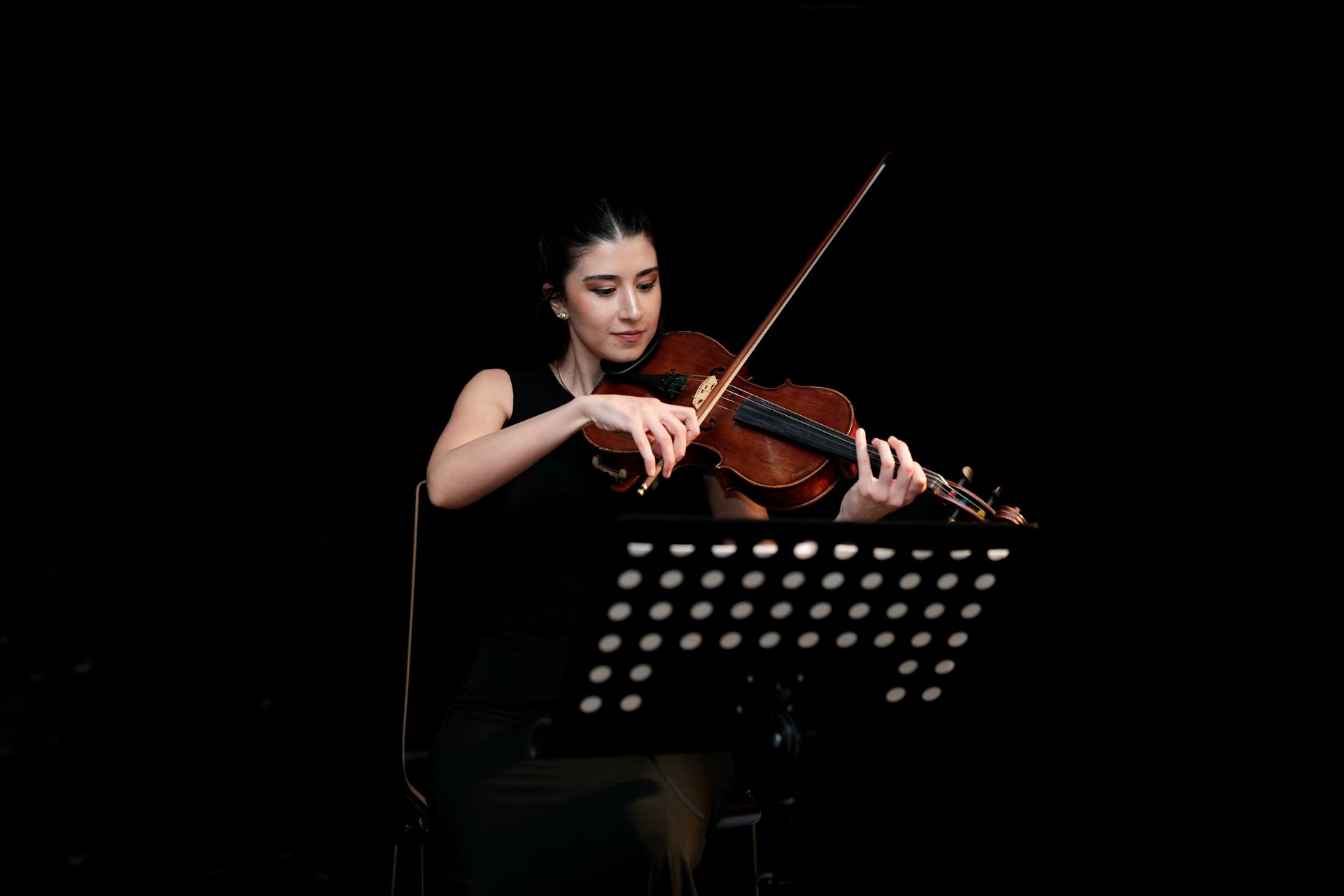 Professional violinist performing Viennese classical music at Haus der Musik in Vienna
