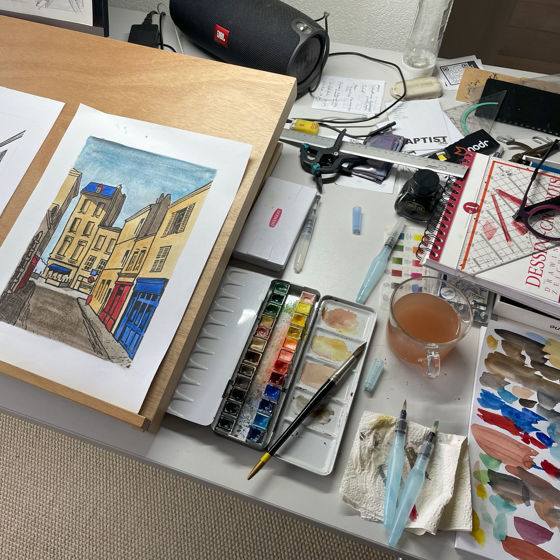Tafel met gekleurde tekening en aquarelset