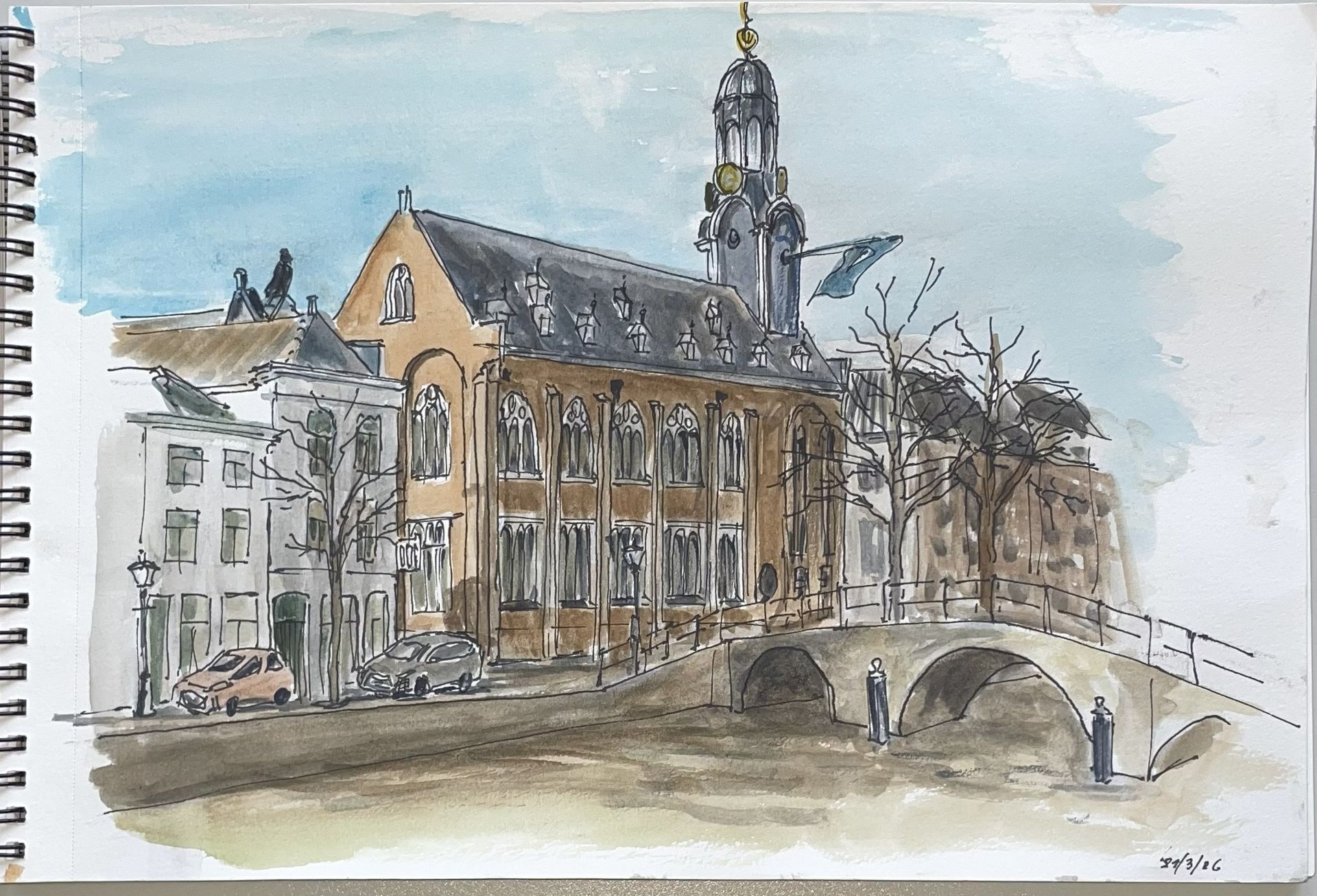 Aquarel van een Nederlands kanaallandschap met een hoge kerktoren, historische bakstenen gebouwen en een stenen brug.