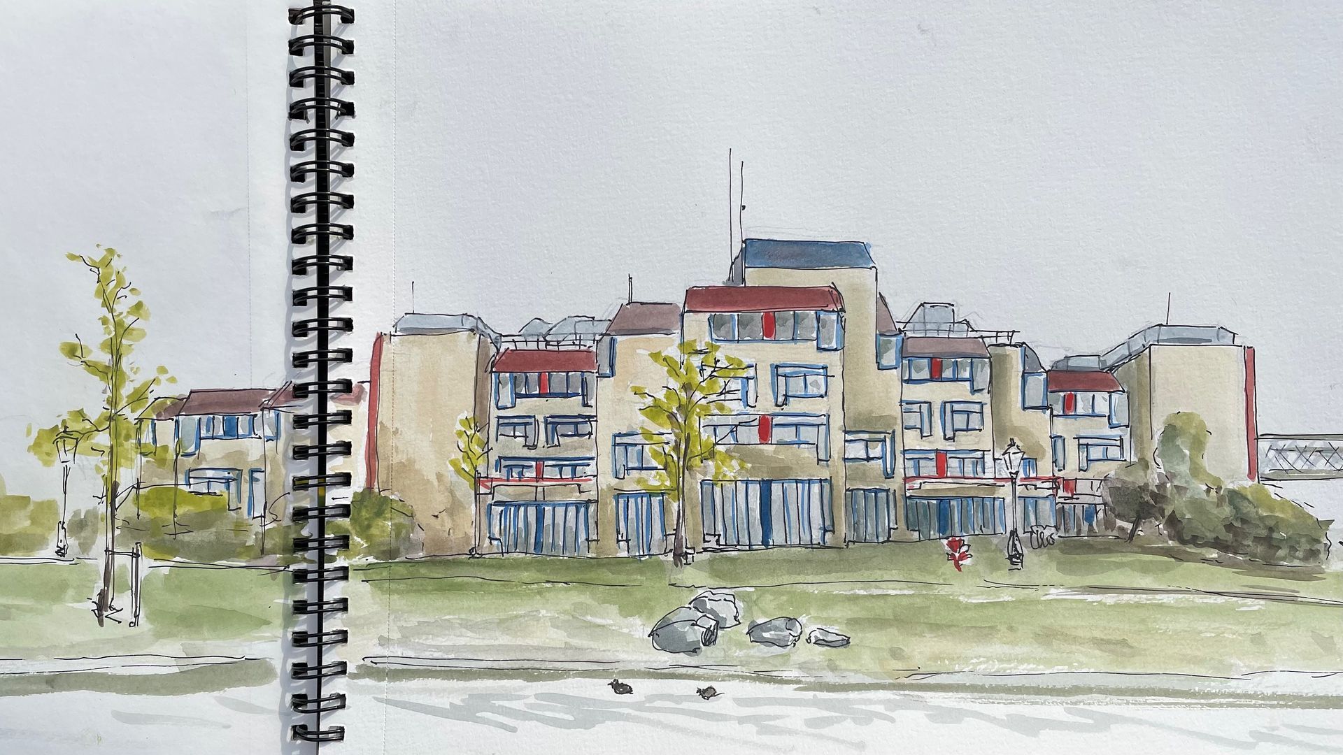 Aquarel schets van een meerlaags gebouw (stadbouwhuis in Leiden) met rode daken. Groene bomen en gras staan ​​op de voorgrond en water bevindt zich onderaan.