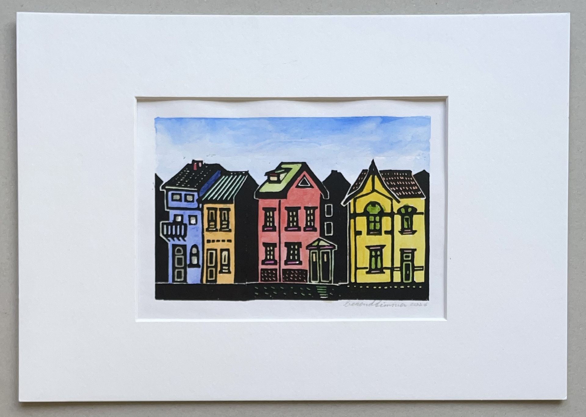 Prent van drie kleurrijke, gestileerde smalle huisjes in blauw, roze en geel tegen een blauwe lucht.