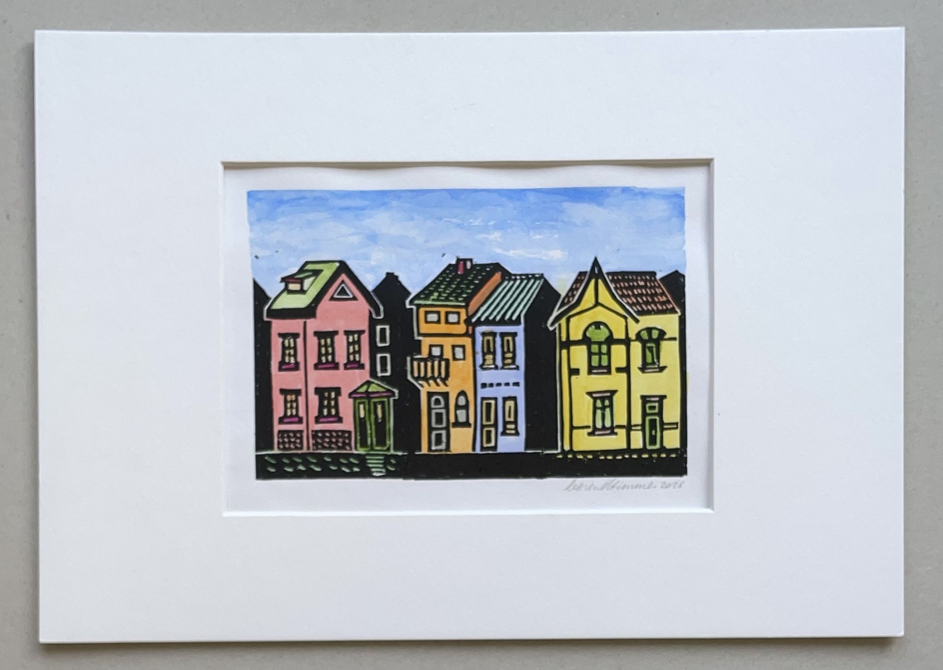 Prent met kleurrijke rij van vier huizen tegen een blauwe lucht in handgetekende stijl.