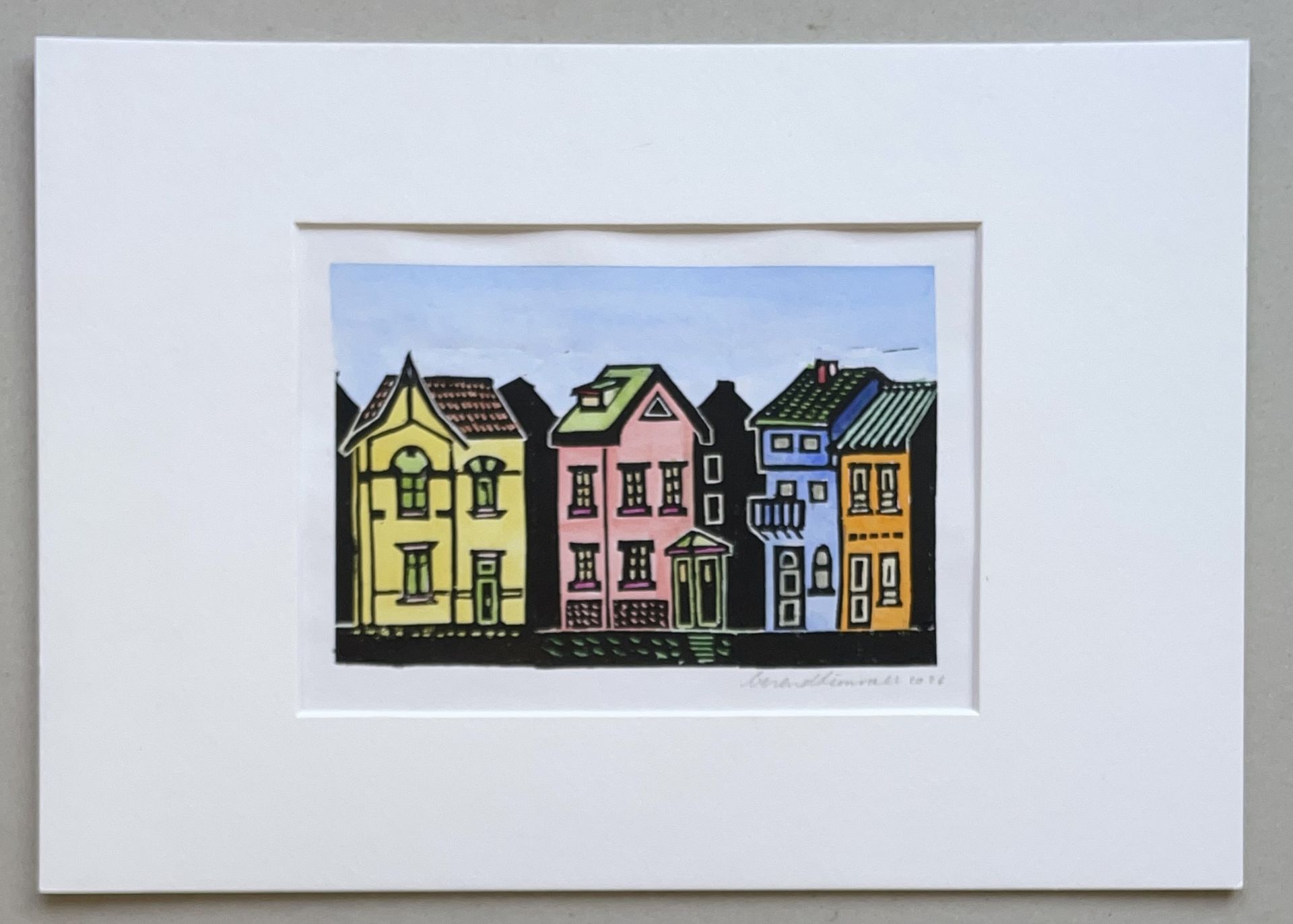 Prent met kleurrijke rij van vier huizen tegen een blauwe lucht in handgetekende stijl.