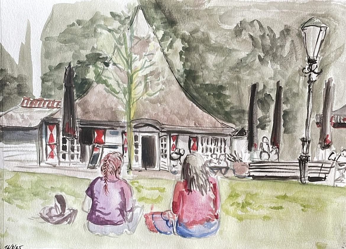 Twee mensen zitten in het gras, met hun gezicht naar een gebouw en bomen. Rechts staat een lantaarnpaal. Aquarel.