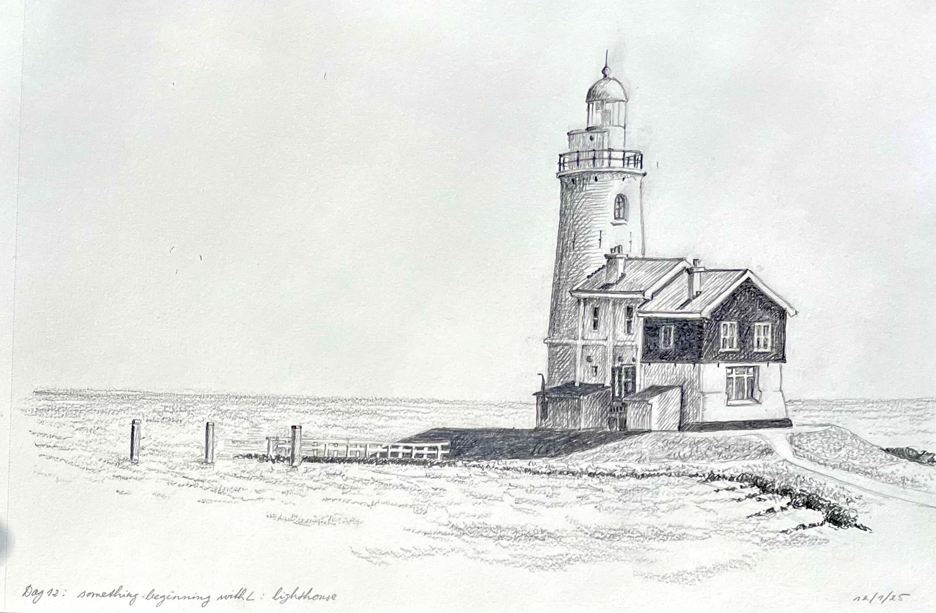 Potloodtekening van een vuurtoren met bijbehorend gebouw op een klein eiland, met de zeehorizon op de achtergrond.