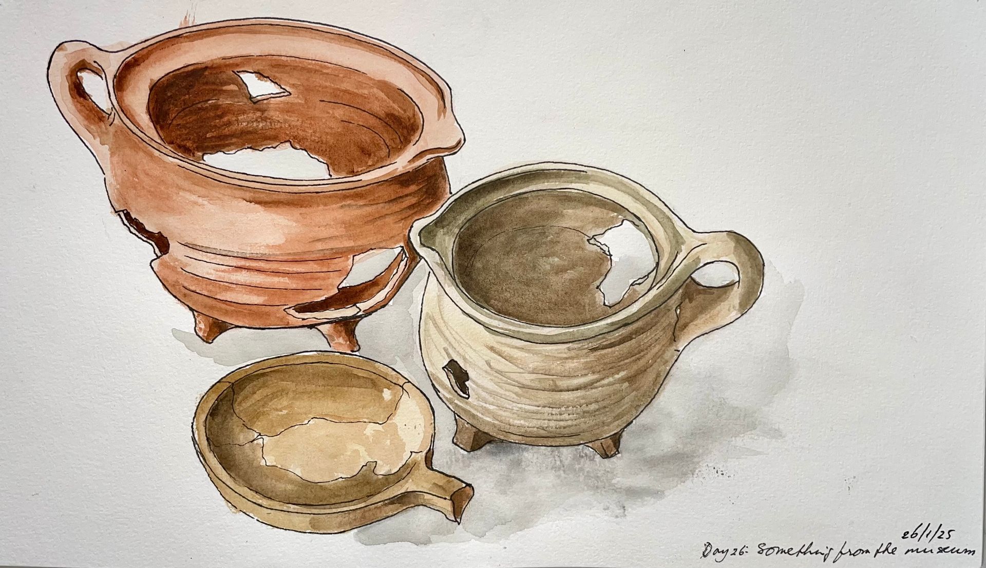 Drie antieke aardewerken vazen op een witte achtergrond, in bruine en beige tinten.