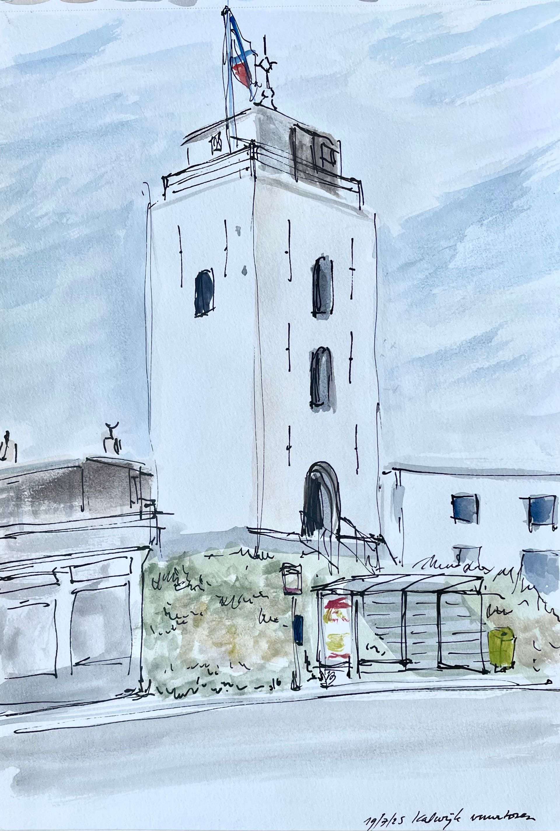 Aquarel van een witte vuurtoren met een rood-blauwe vlag erop, tegen een bewolkte hemel.