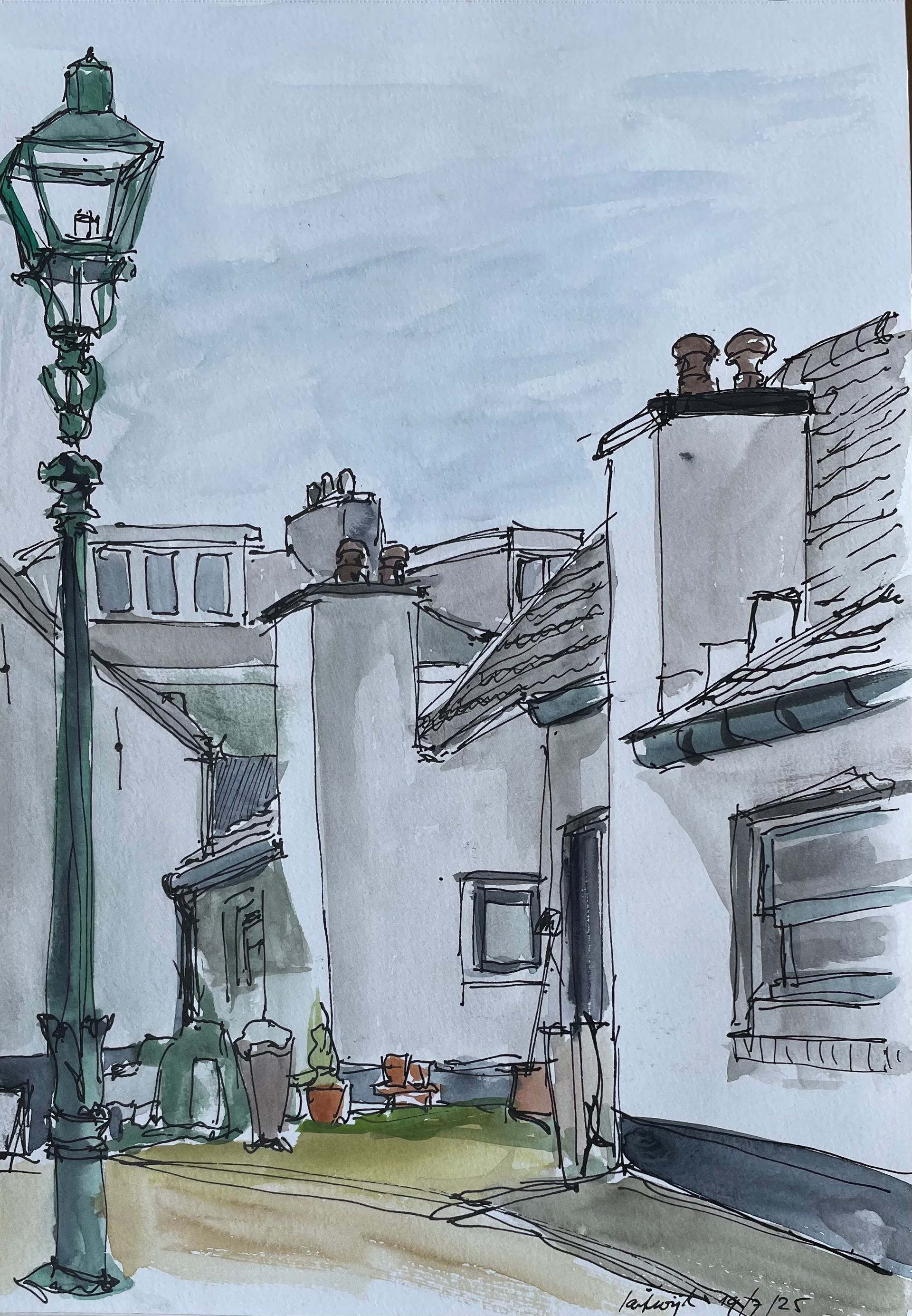 Aquarel schets van een Europese straat. Een groene lantaarnpaal staat naast witte gebouwen met schuine daken. Bewolkte lucht.