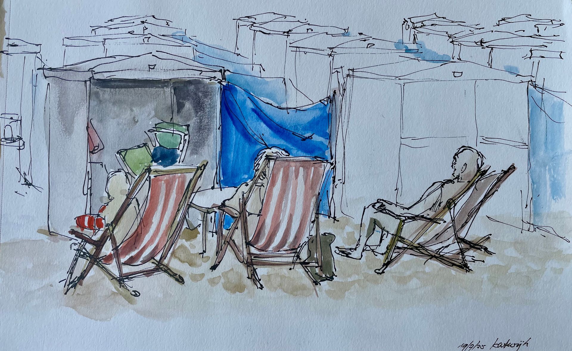 Drie mensen ontspannen in gestreepte stoelen onder luifels op een strand; één van hen heeft een blauw zeil.