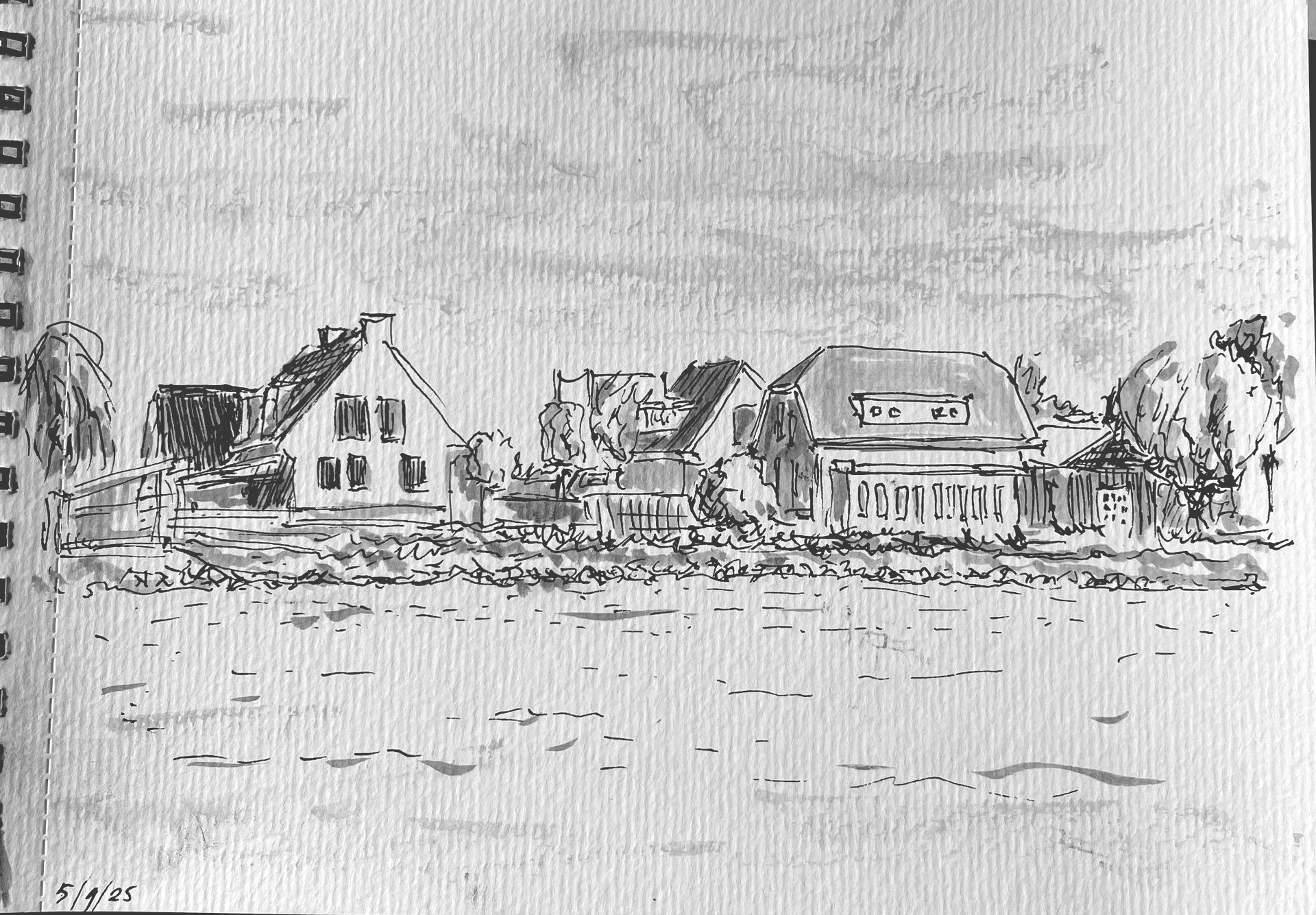 Schets van huizen langs een waterlijn met bomen, een grijze lucht en een wateroppervlak met textuur.