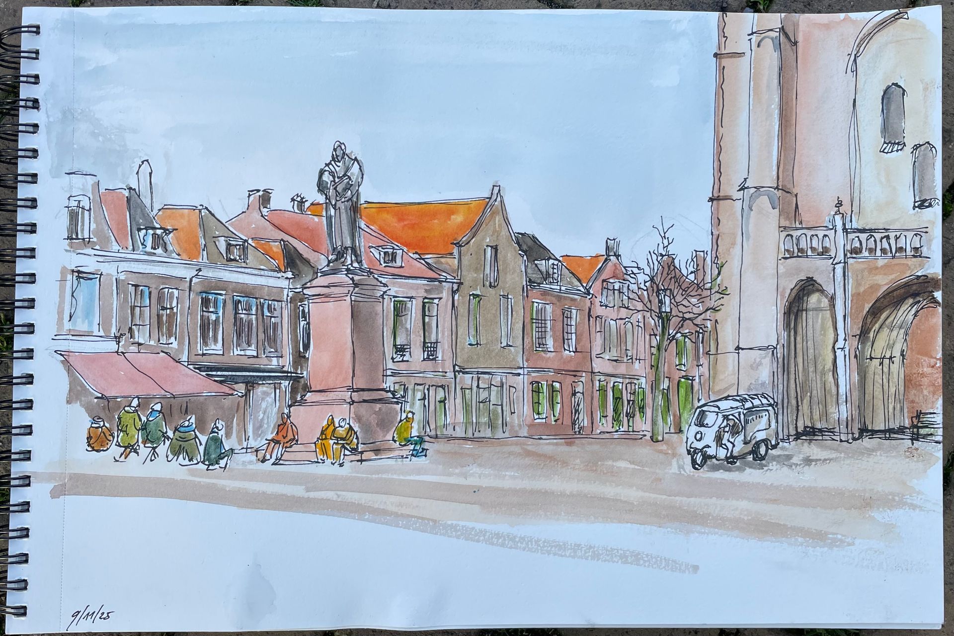 Aquarel schets van stadsplein in Delft met gebouwen, een standbeeld en een kerktoren.