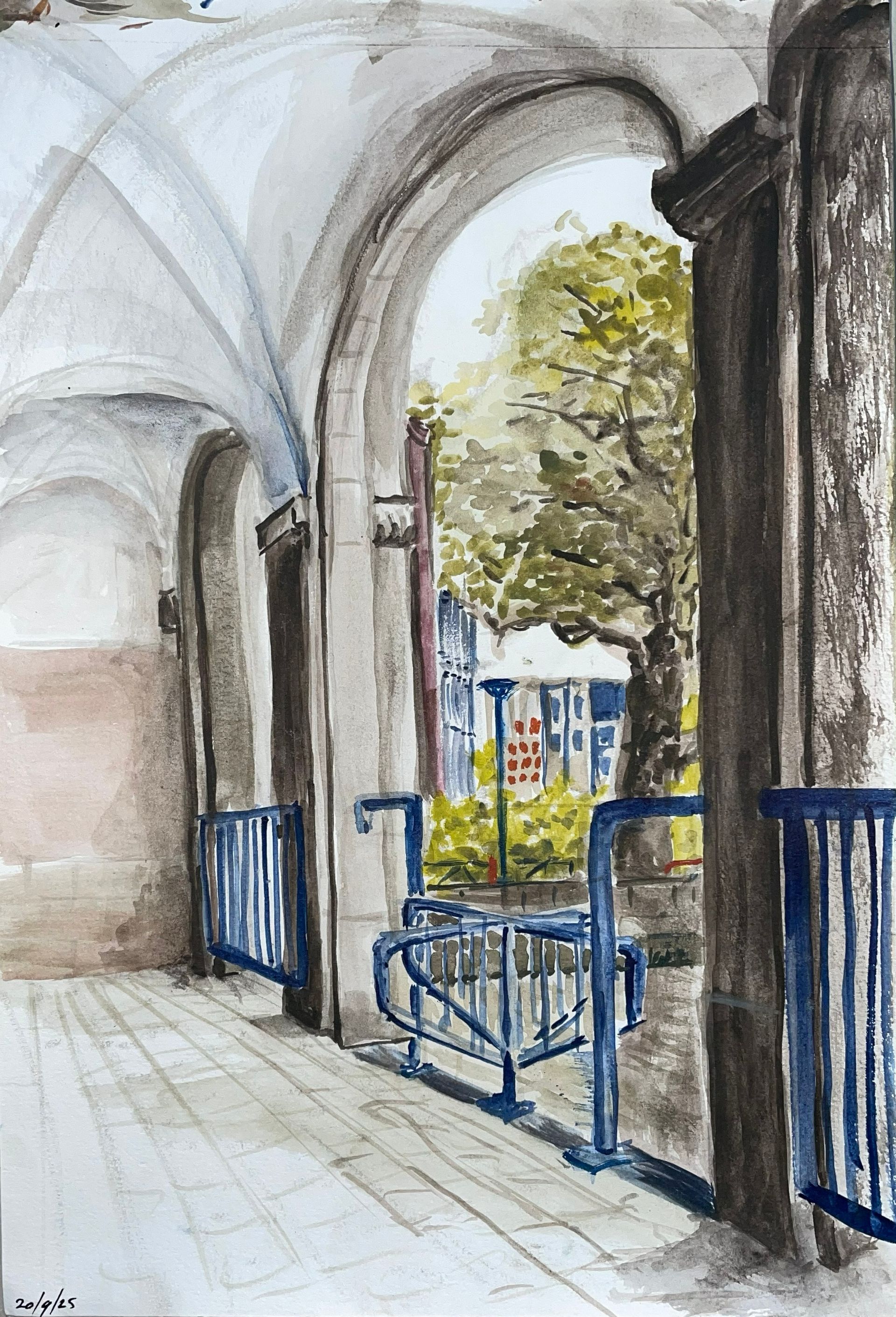 Aquarel van een gewelfde doorgang met blauwe leuningen, die uitkomt op een met bomen omzoomde straat.