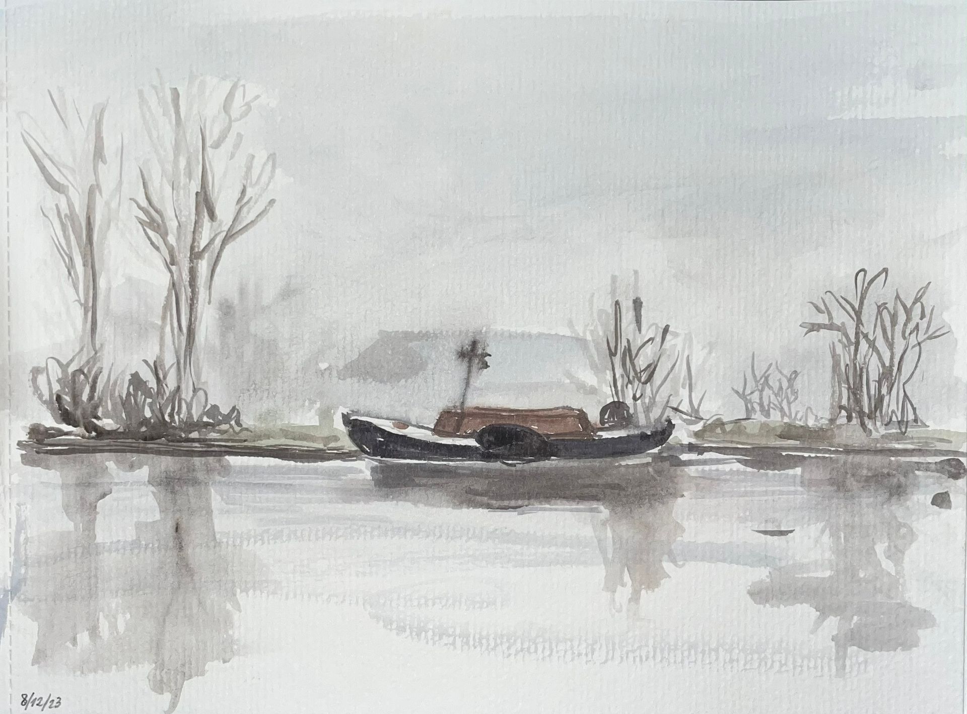 Aquarel van een boot op een mistige rivier met kale bomen in grijstinten.