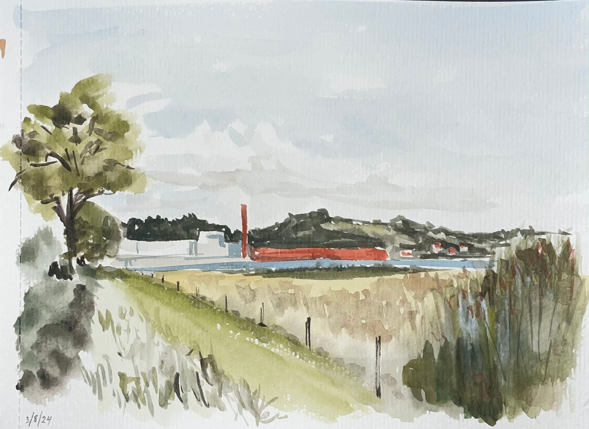 Aquarel van een veld met een rood-wit gebouw, groene bomen en een bewolkte hemel.