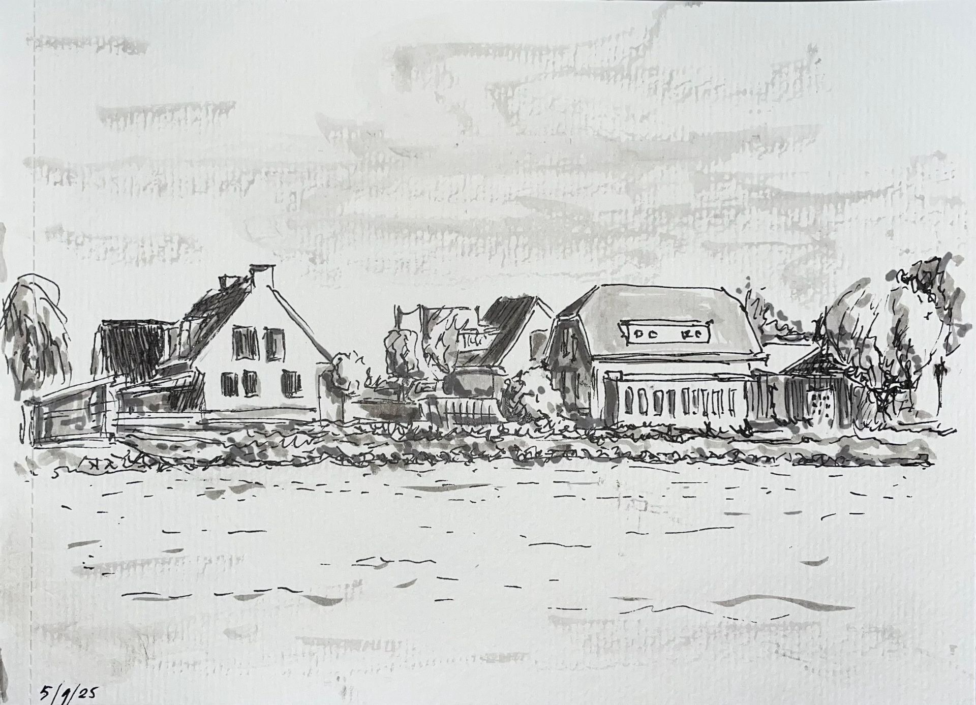 Inkttekening van een rij huizen en bomen langs de waterkant. Zwart-wit, eenvoudige stijl.