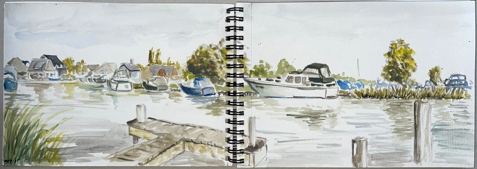 Aquarel schets van een havengezicht met boten, gebouwen en een aanlegsteiger. Bewolkte lucht.