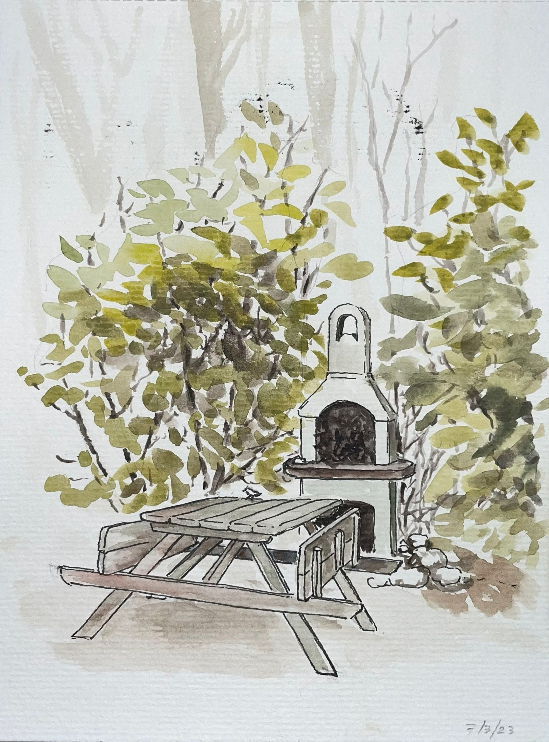 Aquarel schilderij van een picknicktafel met barbecue, omgeven door bomen in een mistige buitenomgeving.