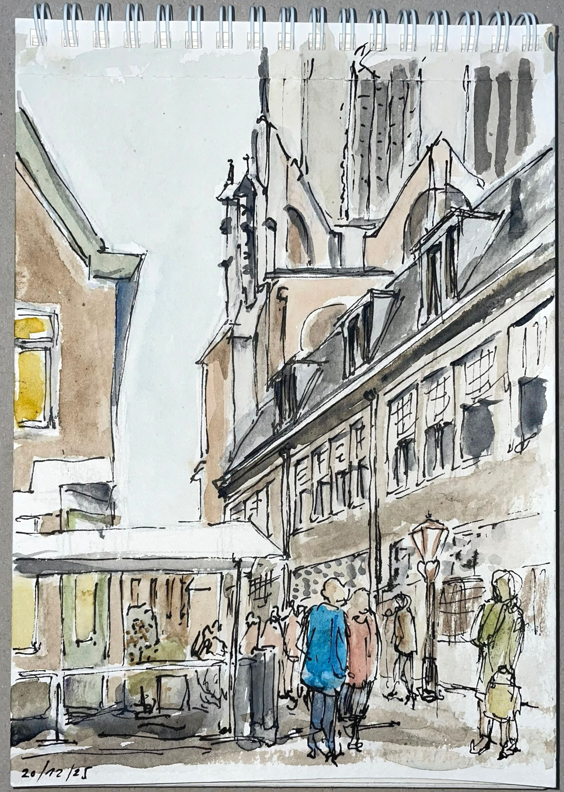 Aquarel van een straat met een kathedraal op de achtergrond, wandelende mensen en een overdekte markt.
