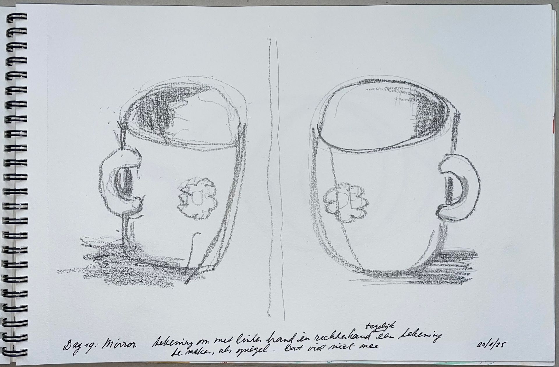 Twee houtskoolschetsen van een mok, naast elkaar