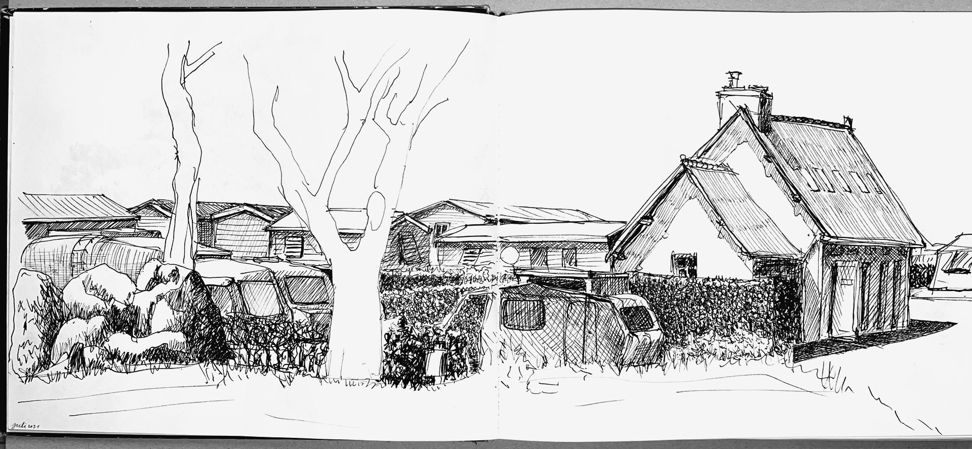 Zwart-wit schets van een gebouw met een schoorsteen achter een stenen muur en een kale boom ervoor.