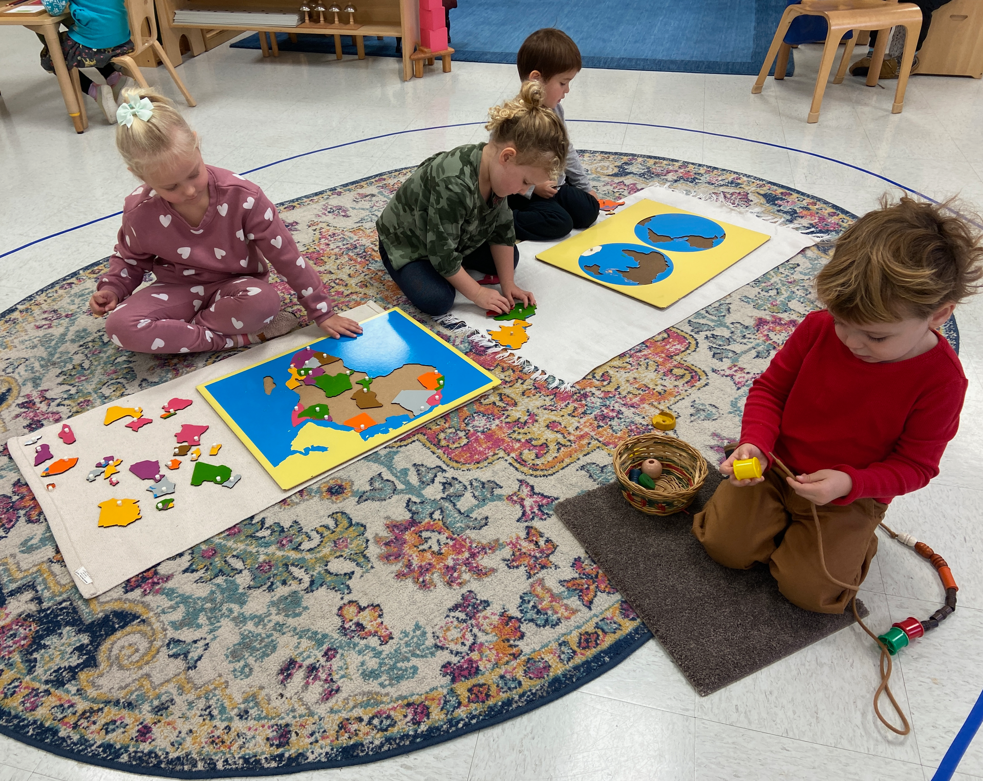 Montessori children working together