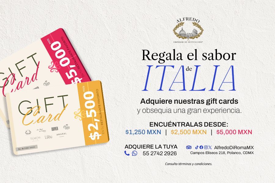 Un par de cartas colocadas una encima de la otra sobre una mesa. Gift card Alfredo di Roma