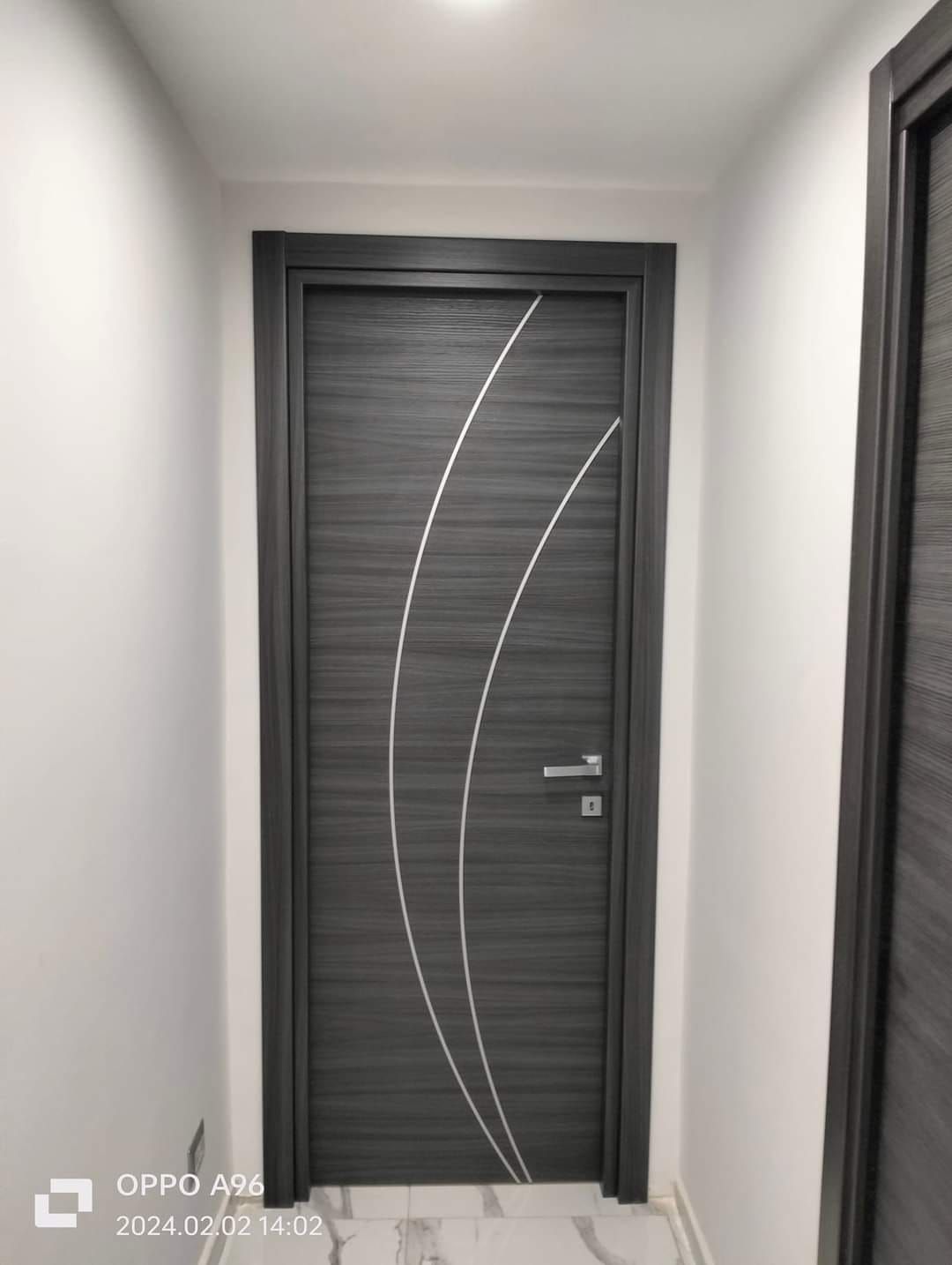 porta palissandri blu con inserto in alluminio