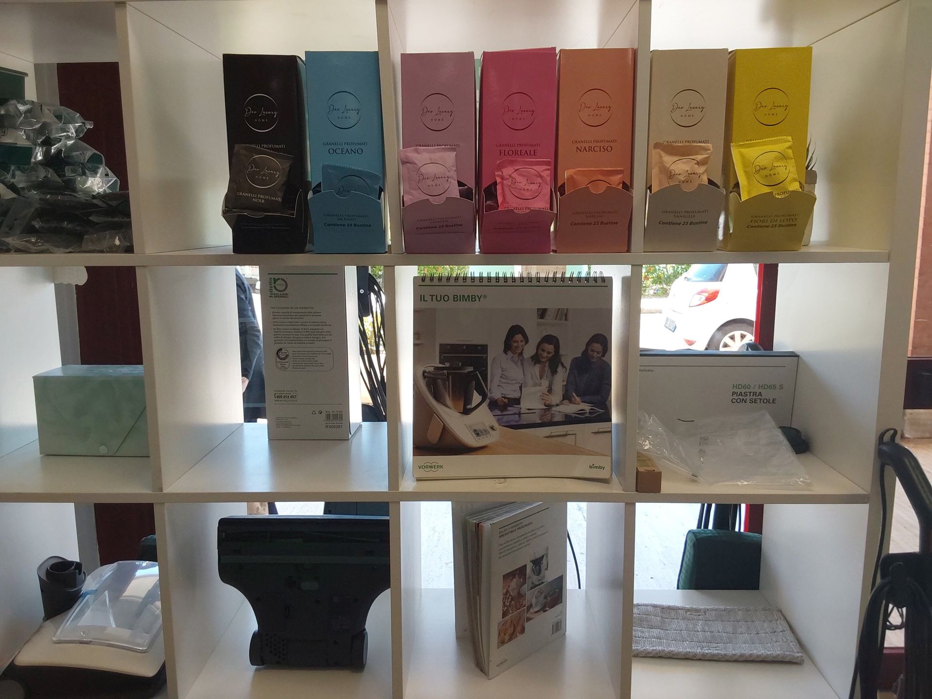 Uno scaffale con sopra la foto di un gruppo di persone