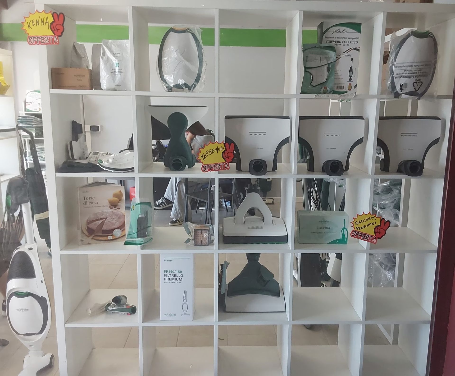 Un aspirapolvere è esposto su uno scaffale in un negozio