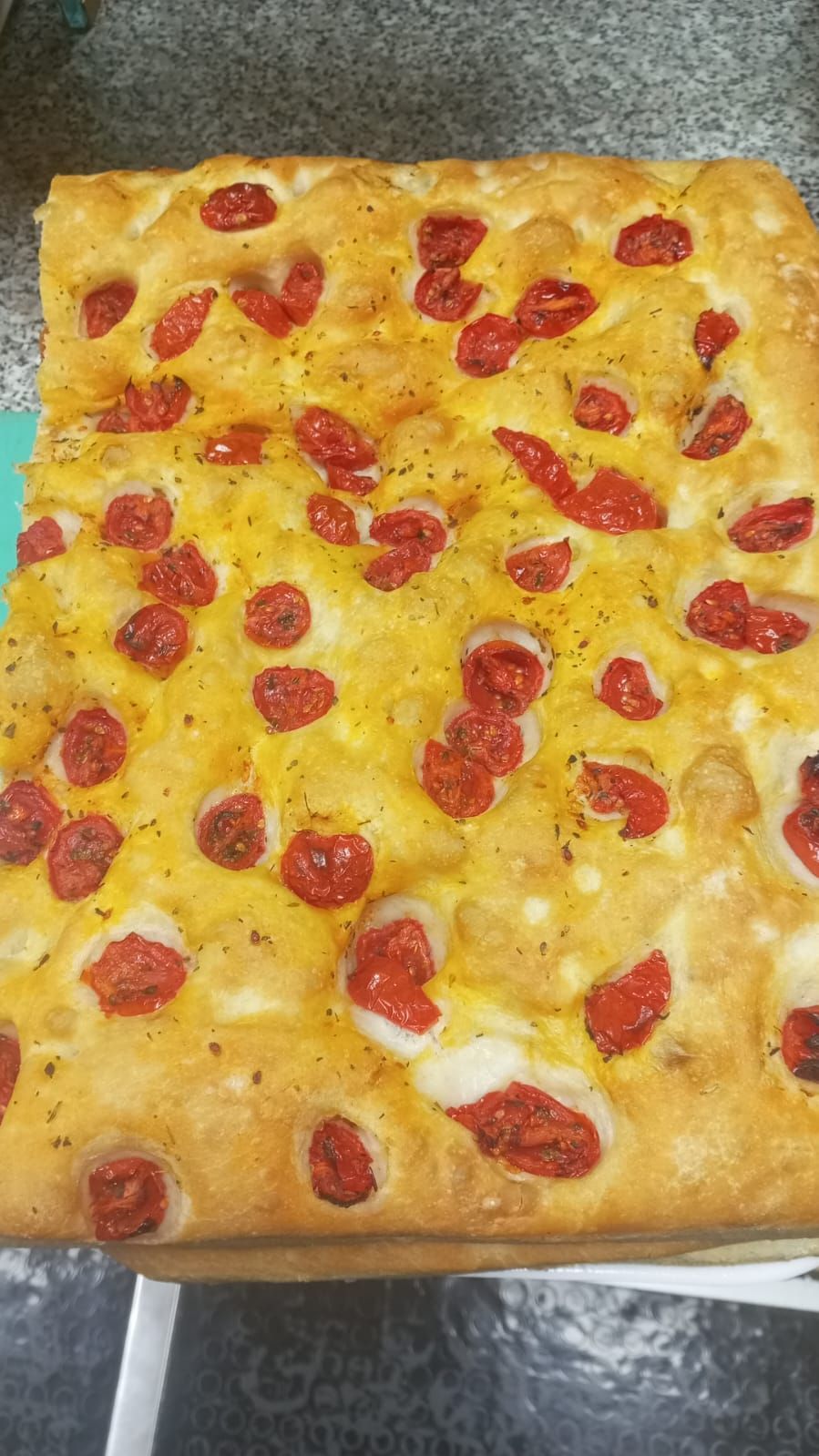 pizza con pomodori e formaggio