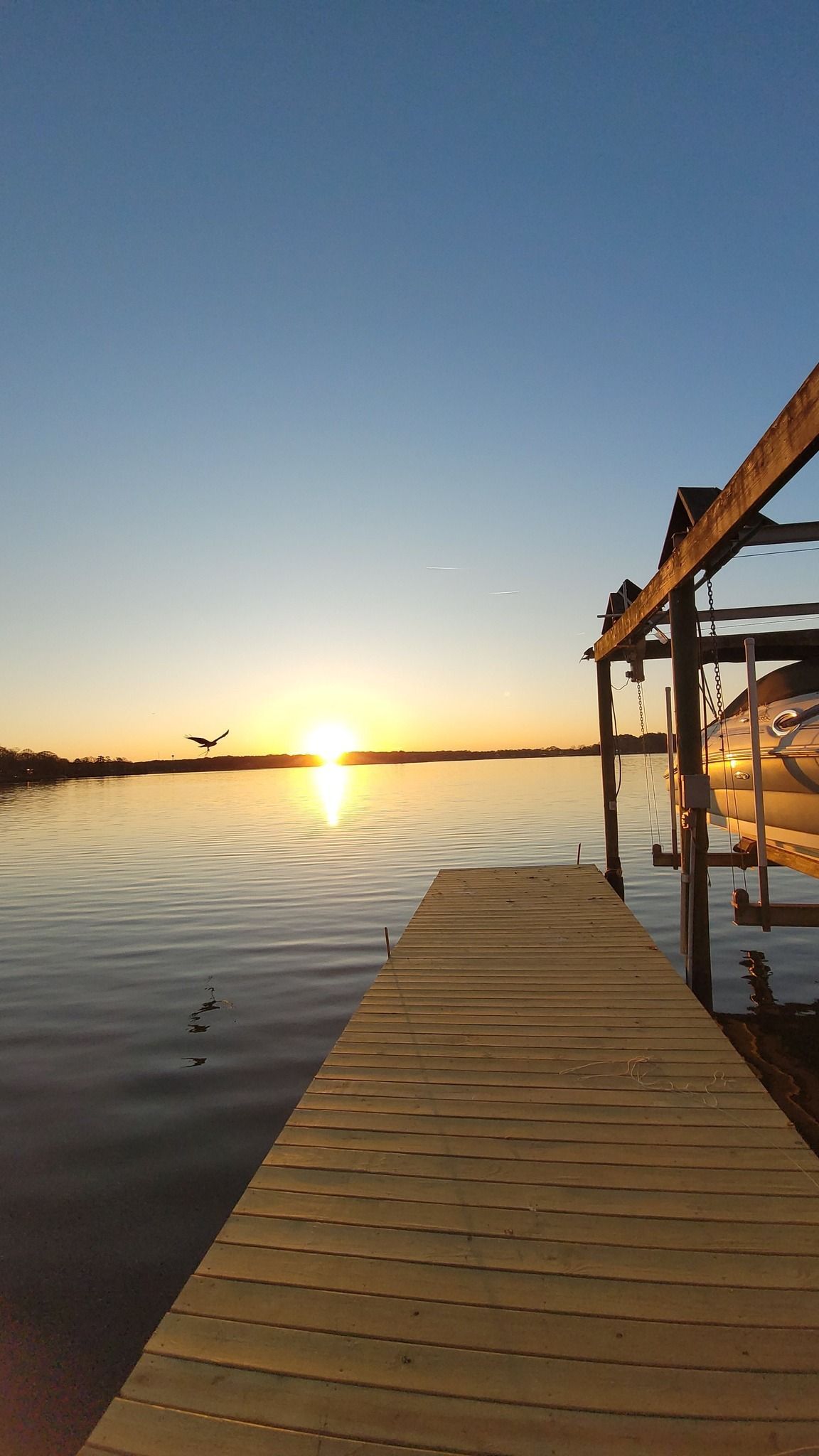 Placeholder image: light gray background with a mountain and a circle.