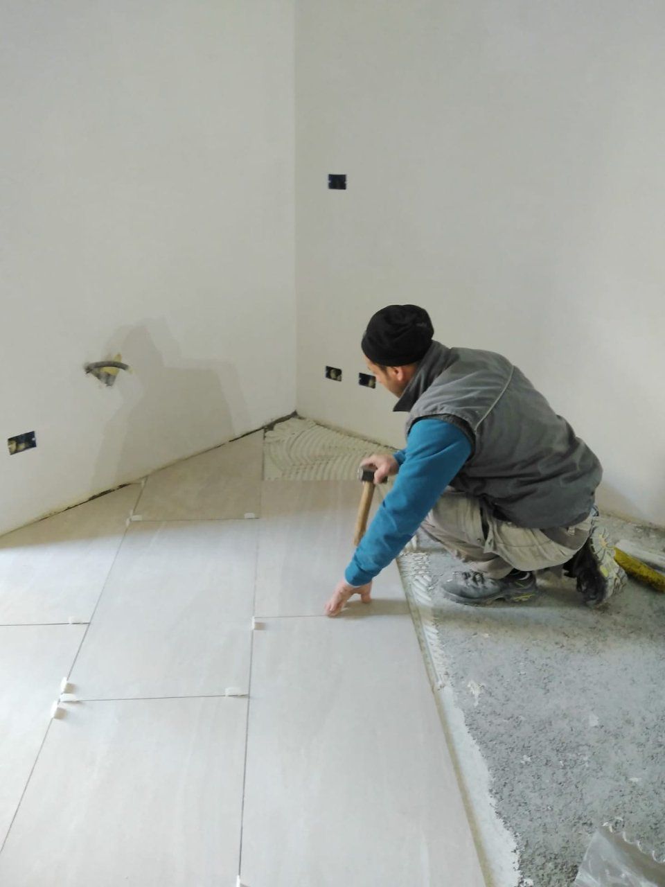 operaio durante la posa di una pavimentazione