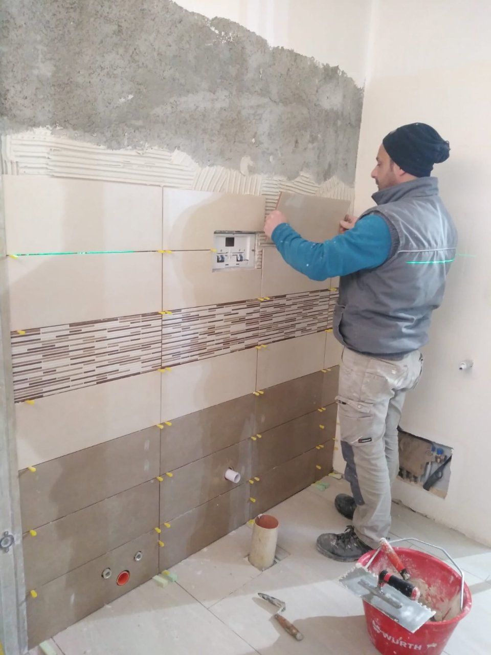 operaio durante la ristrutturazione di un appartamento