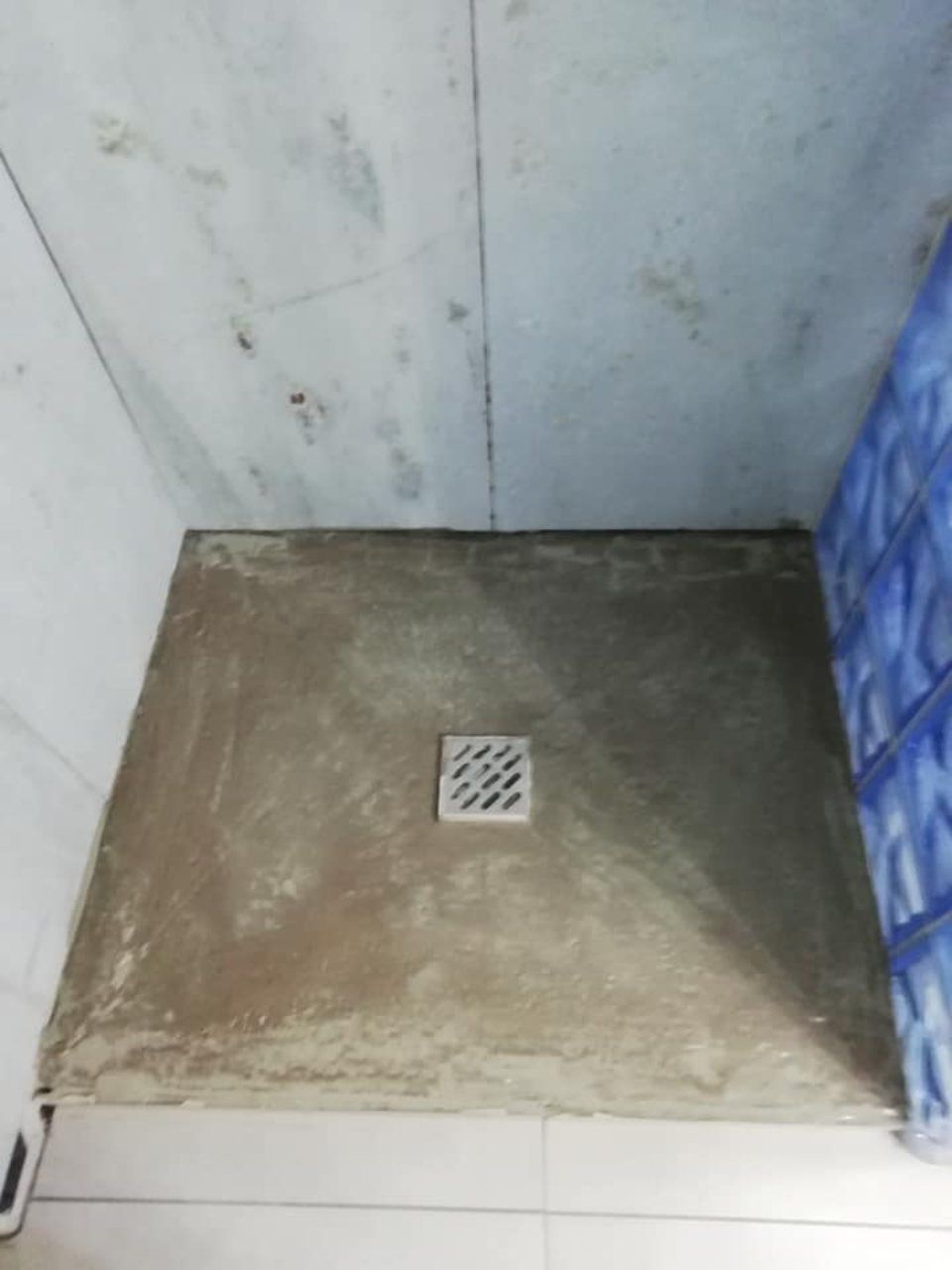 box doccia prima di una ristrutturazione