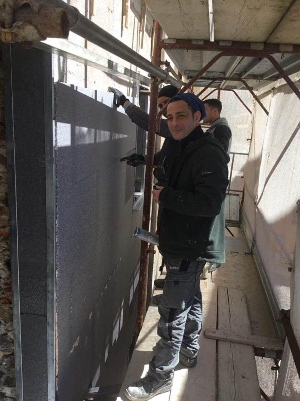 operaio durante il rifacimento di un prospetto