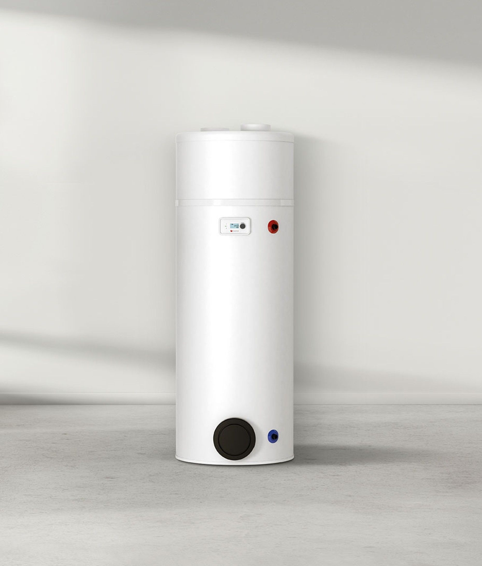 Chauffe-eau cylindrique blanc avec points indicateurs rouges et bleus, sur un mur uni.