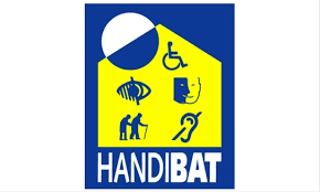 Logo HANDIBAT avec une maison bleue et jaune, des symboles d'accessibilité et du texte blanc