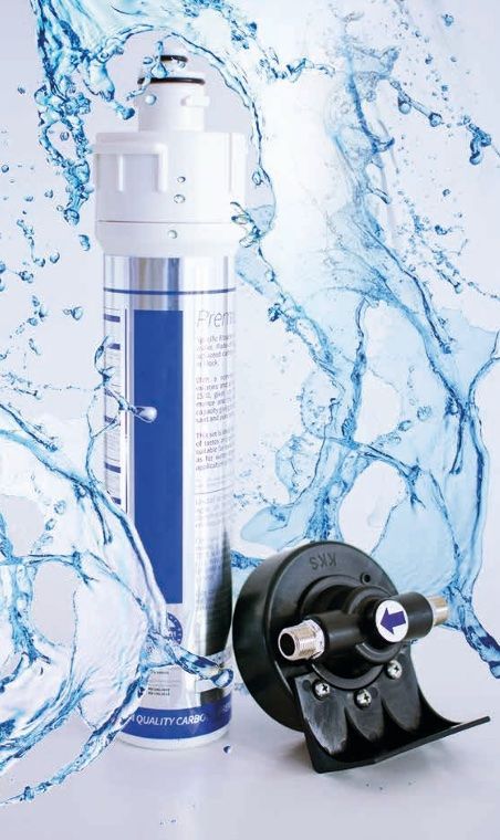 Cartouche filtrante bleue à côté d'une valve en plastique noir sur un fond bleu vif évoquant l'eau.